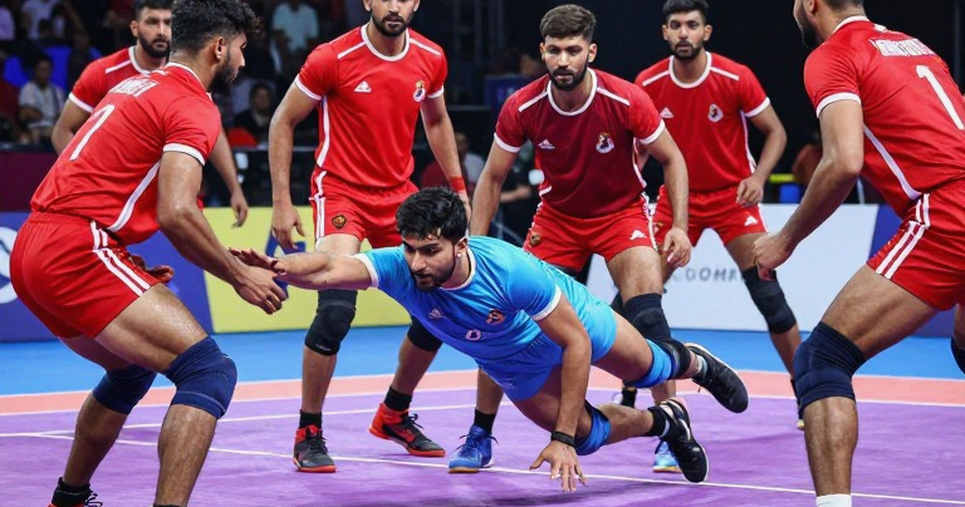 जो टीम खेली ही नहीं, वह तीसरे नंबर पर है — अहमदाबाद की पहले दिन की टेबल पढ़ने का सही तरीका